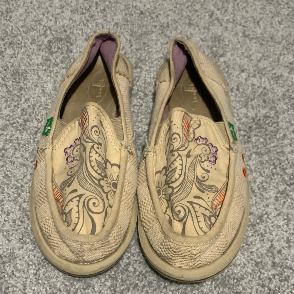 Women’s Sanuk slip on sandals size 6